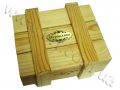 коробка из дерева с шильдой